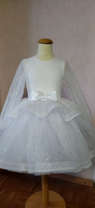 Платье пышное,блестящее(5-7 лет)