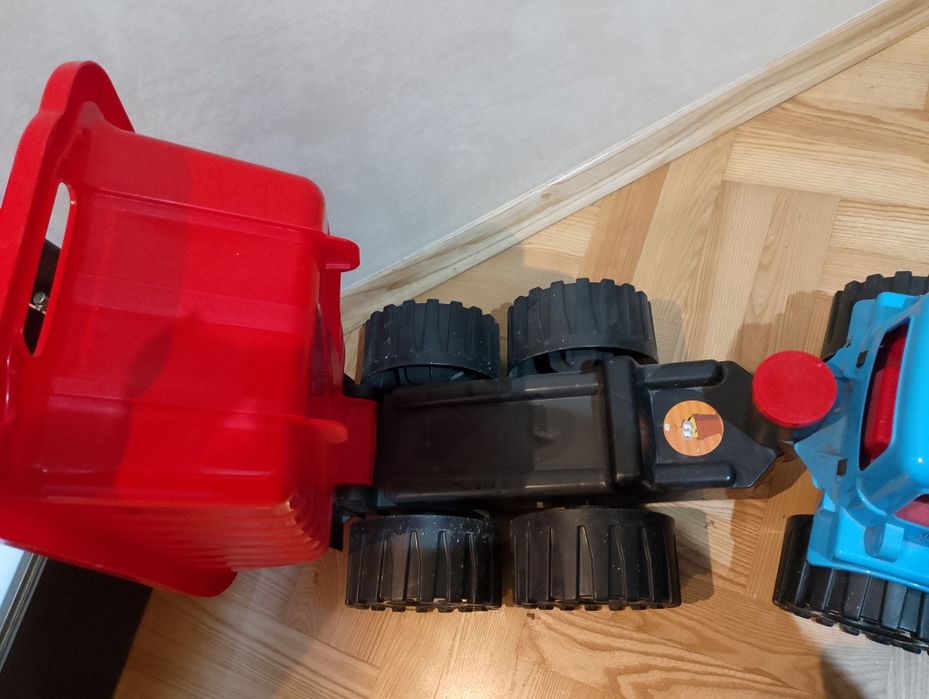 Duży samochód z przyczepą wywrotką