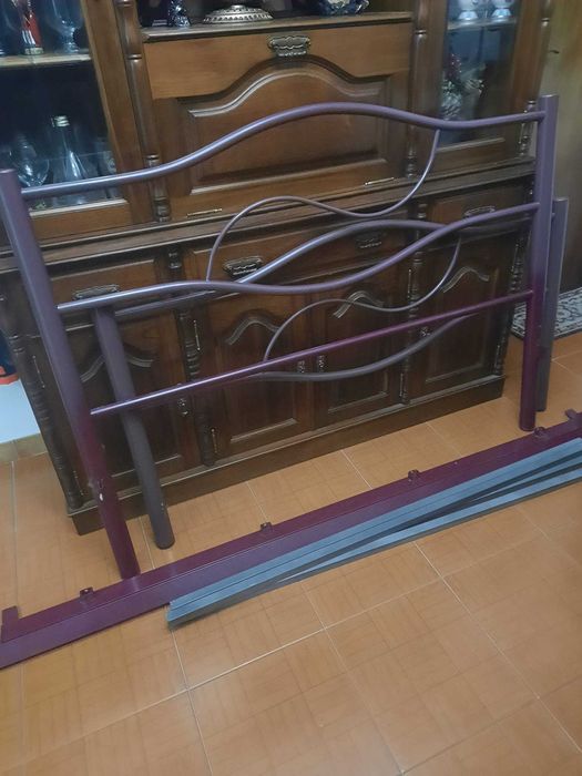 Cama de Casal com molas, completa com colchão e estrutura