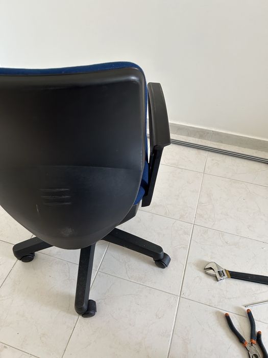 Cadeira rotativa com pouco uso de cor azul