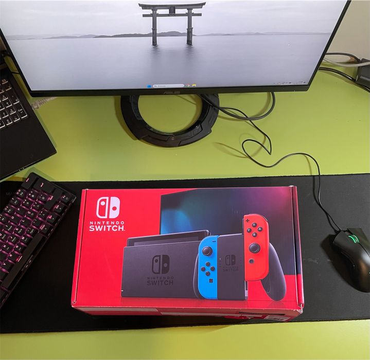 Nintendo Switch em Caixa com Todos os Acessórios - Setúbal