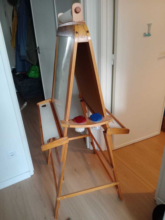 Quadro de giz e rolo papel, em madeira