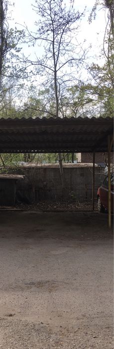 Крытое место на стоянке