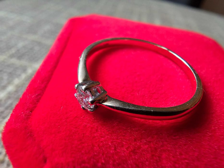 Złoty pierścionek z brylantem 0,13ct, r.15