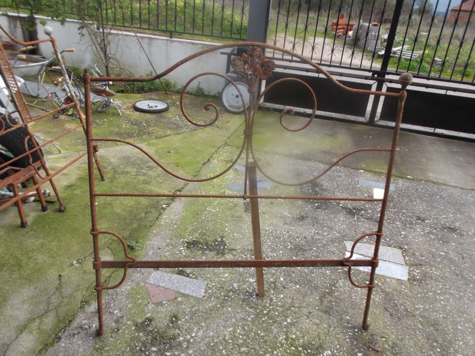 Cama antiga em ferro
