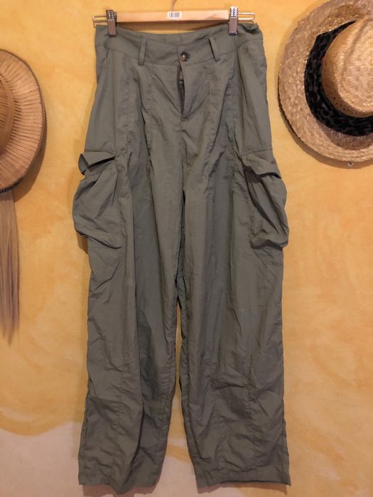 Calças largas com bolsos esverdeadas