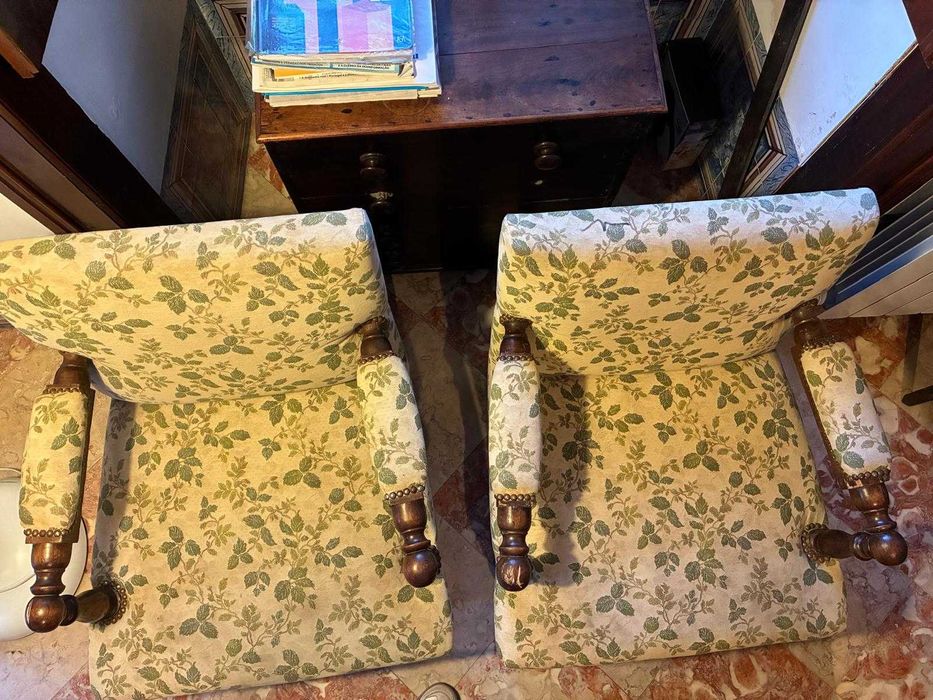 Cadeirões antigos estofados com motivos florais