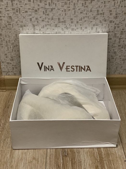 Туфлі на скритій платформі беж з візерунком на каблуці Vina Vestina