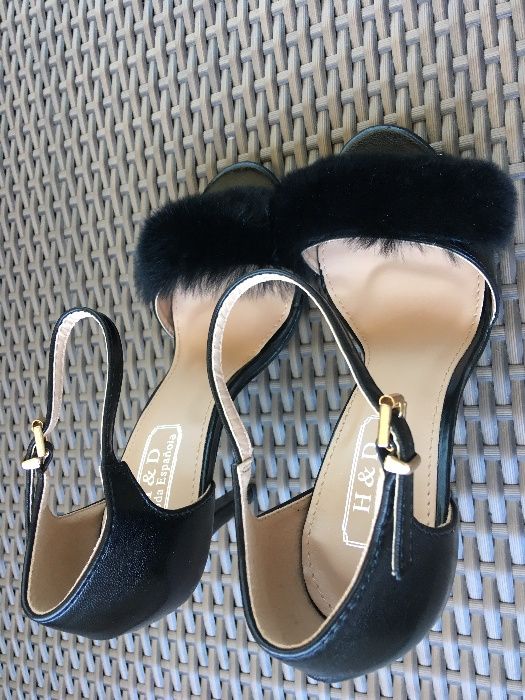 Sandália preta com pêlo LINDA