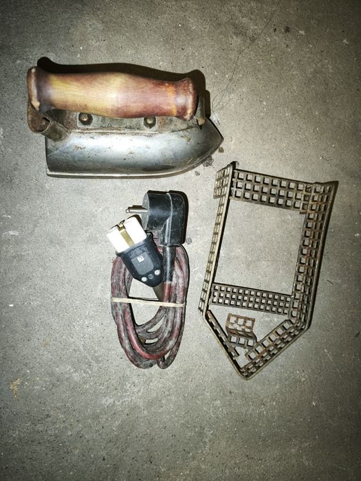 Stare żelazko PRL z drewnianą rączką + podstawka vintage