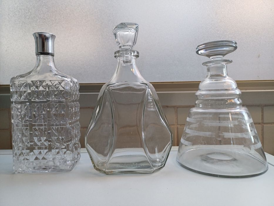 2 garrafas antigas de vidro para licores, whisky, etc.