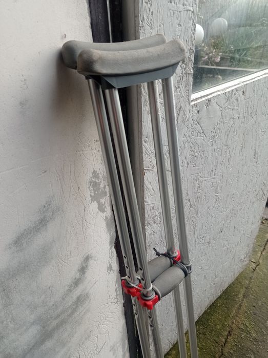 Костыли подмышки, подлокотник.