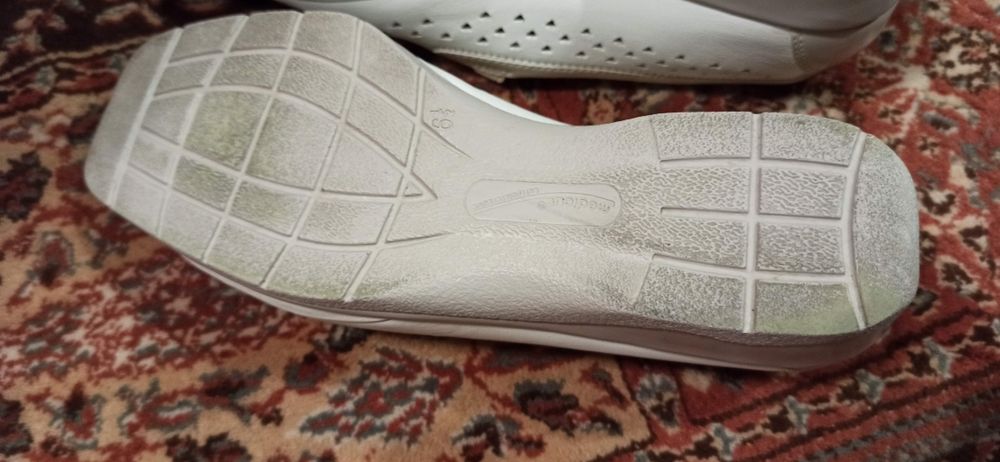 Skórzane białe buty medyczne