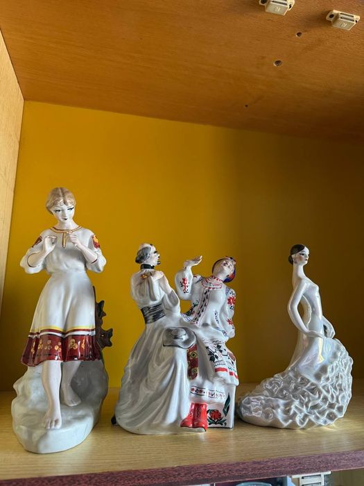 Лот фарфоровых статуэток СССР: Дьяк и Солоха (Киев), Гадание на ромашке, Кармен