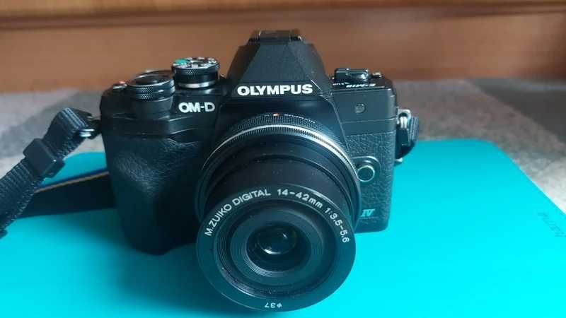 Aparat fotograficzny Olympus OM-D E-M10 MARK IV z obiektywem i torbą