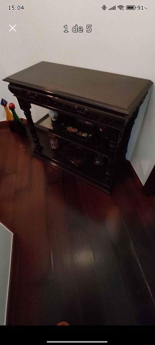 Móvel com duas gavetas e prateleira em vidro