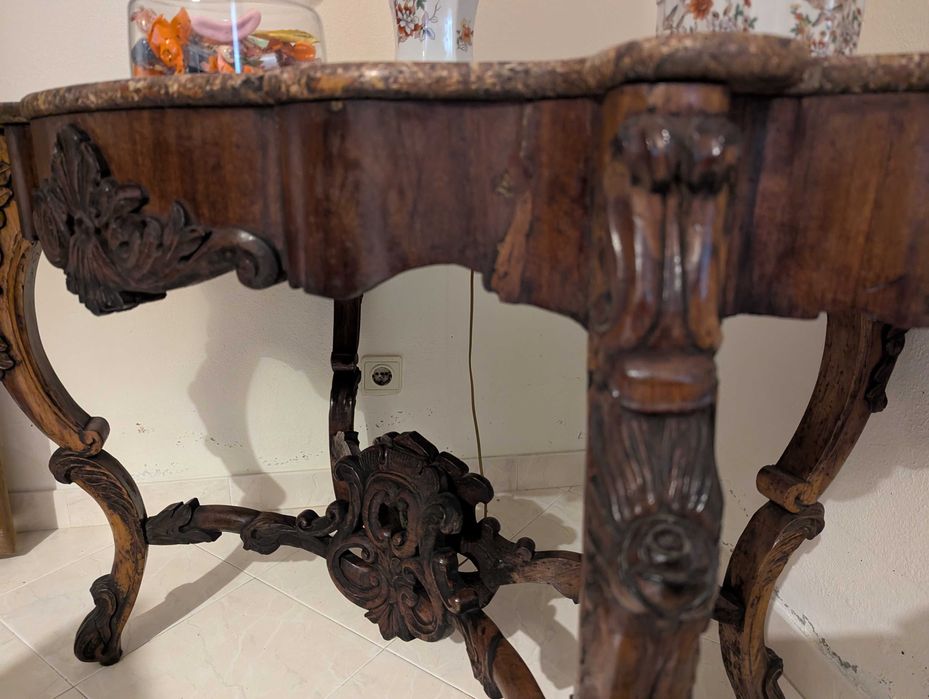Mesa antiga em madeira maciça com tampo em mármore