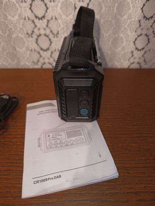 Przenośne radio z panelem słonecznym