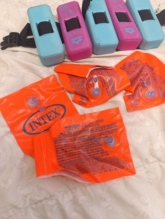 Набір для навчання плаванню:
круг + нарукавники.