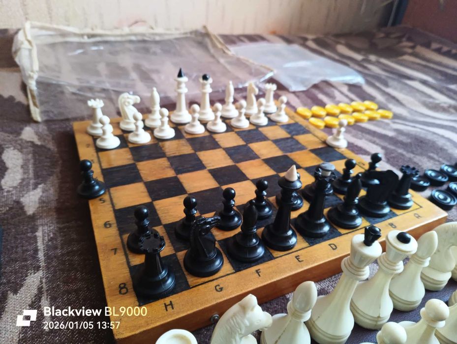 Шахматы,шашки,домино карболит - времён СССР 1979 год,доска 36 на 36 см