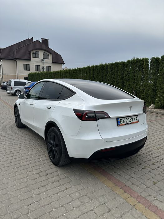 Tesla model Y 2024