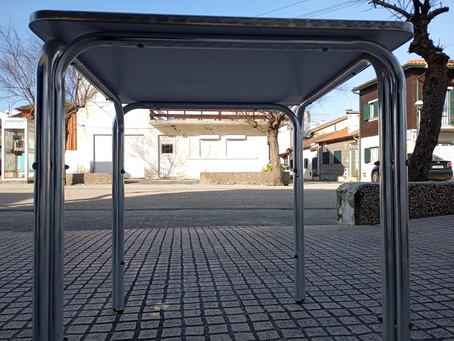 Mesa     quadrada . pé em alumínio,inox forrado madeira