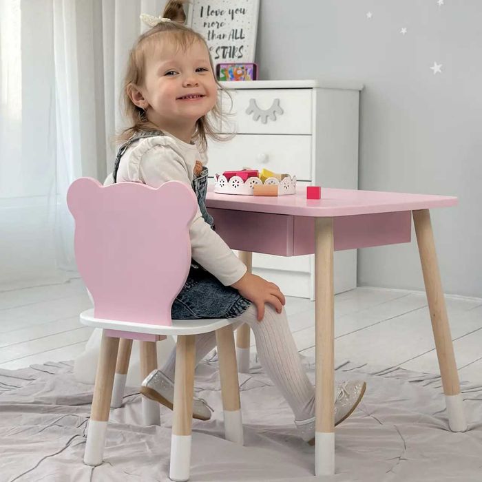 Стіл прямокутний з шухлядою 46х60х45 і стілець медвежа 26.5х26х25см.