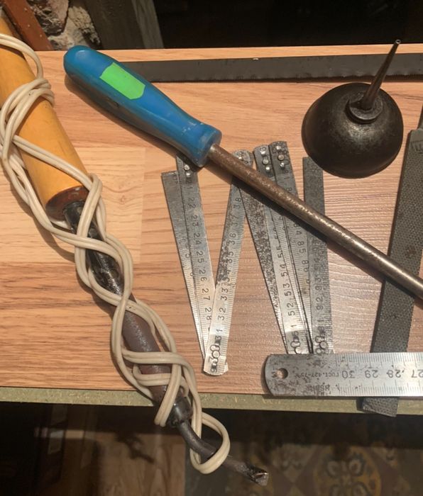 Тиски в упаковке ключ гаичный, ,отвертки , паяльник, ножовки