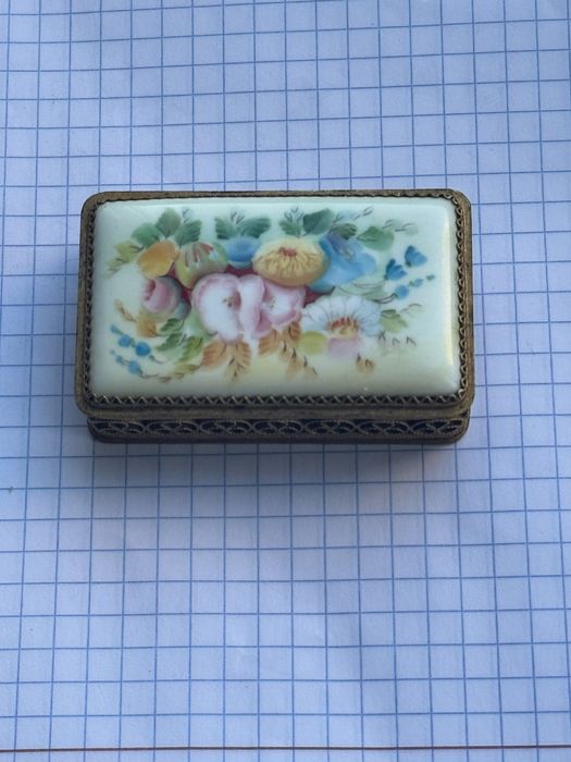 Шкатулка или таблетница финифть