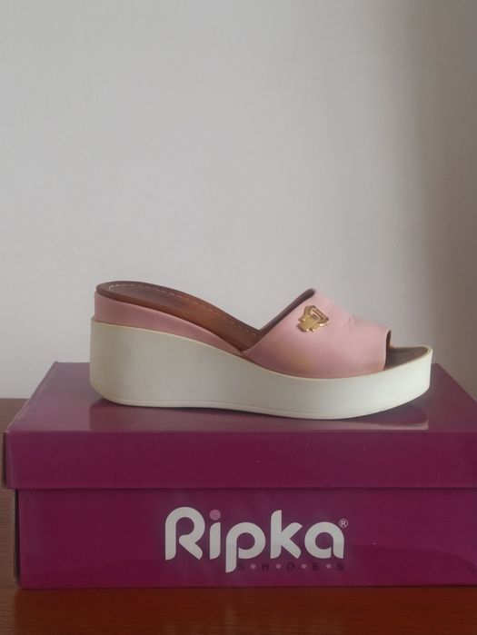 Шльопанці жіночі в ідеальному стані