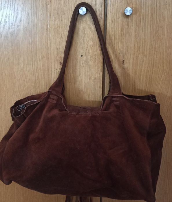 Mala castanha em pele, em ótimo estado muito espaçosa.