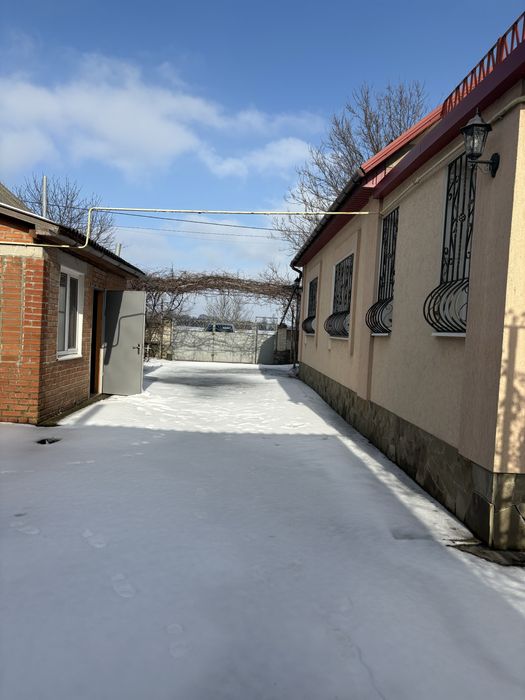 Чудовий заміський будинок поруч з містом