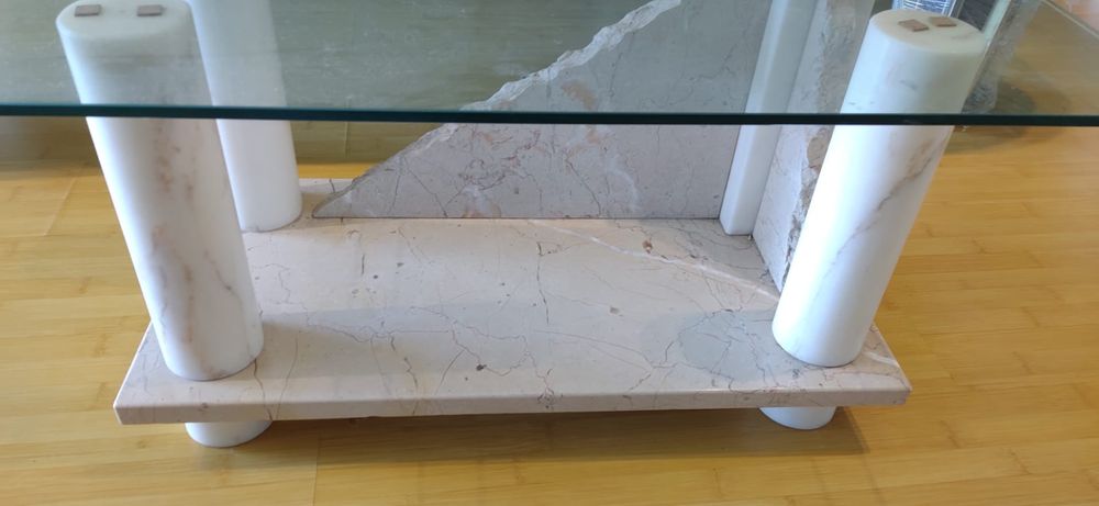 Mesa em mármore com tampo em vidro