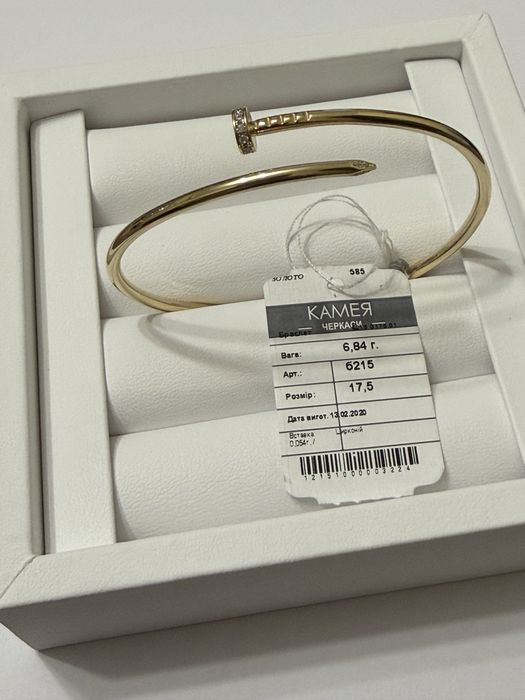золотий браслет в стилі Cartier