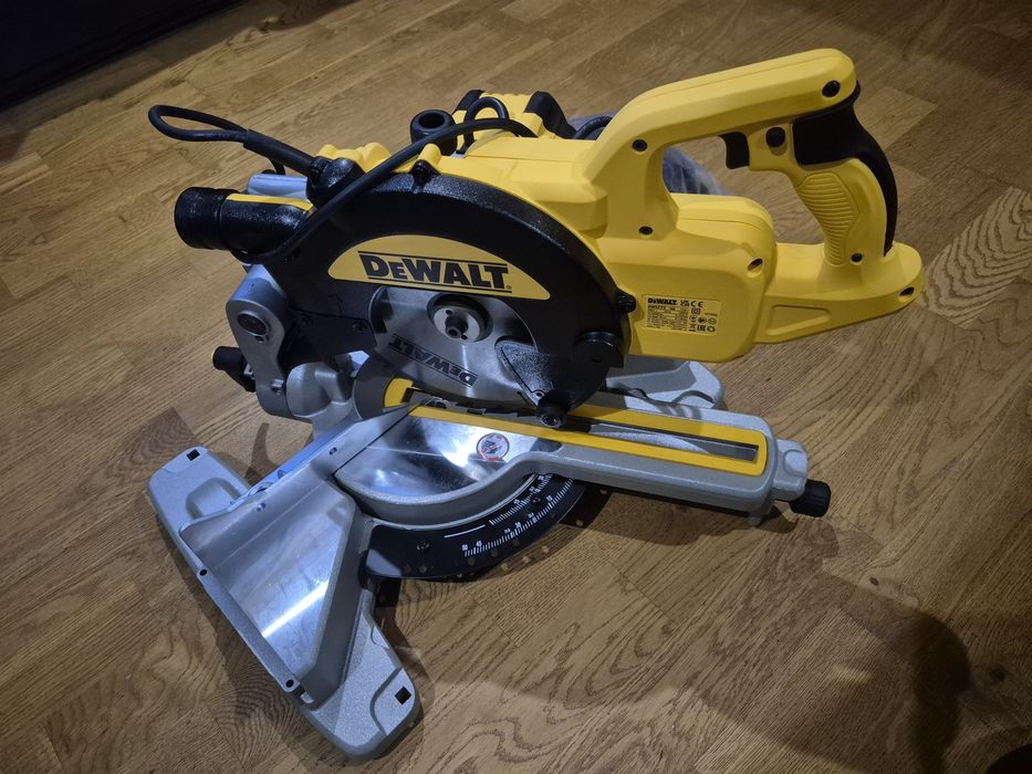 DEWALT DWS773 pilarka piła ukośnica 216 MM 1300W