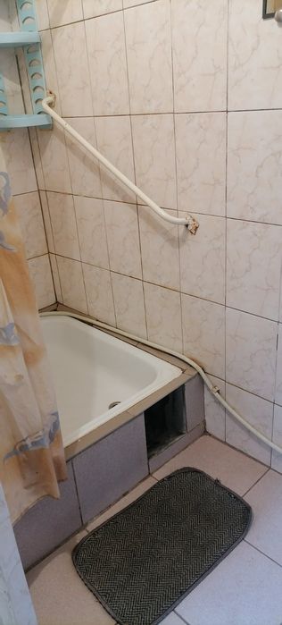 Продам малосімейку Крюков, перша  зупинка за мостом.