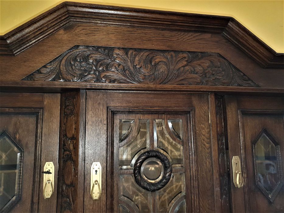 Kredens Dębowy na ślimakach - duży