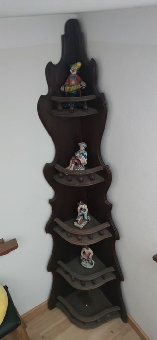 Móvel de canto com prateleiras