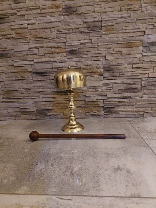 Gong mosiężny, dzwon, stary ciekawy przedmiot, instrument grający