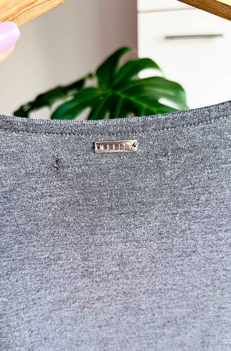 Sukienka asymetryczna midi kopertowa dzianina Mohito grafitowa