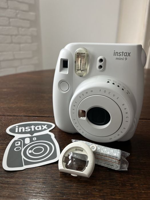 INSTAX Nowy, nigdy nie uzywany aparat Fujifilm INSTAX mini 9 bialy
