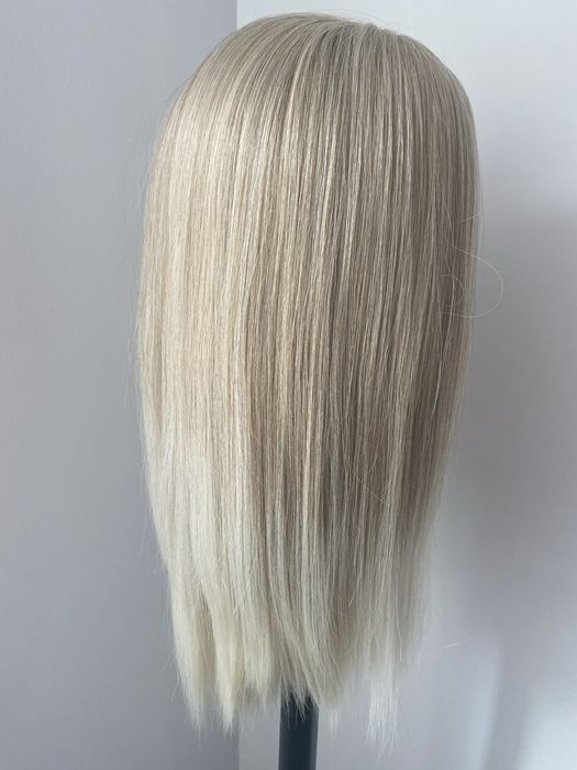 Peruka syntetyczna full lace front . Chlodny blond baleyage