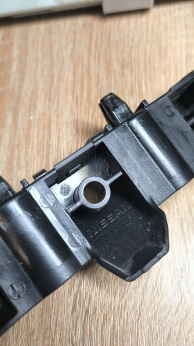 Кріплення переднього бампера ліве Infinity QX50