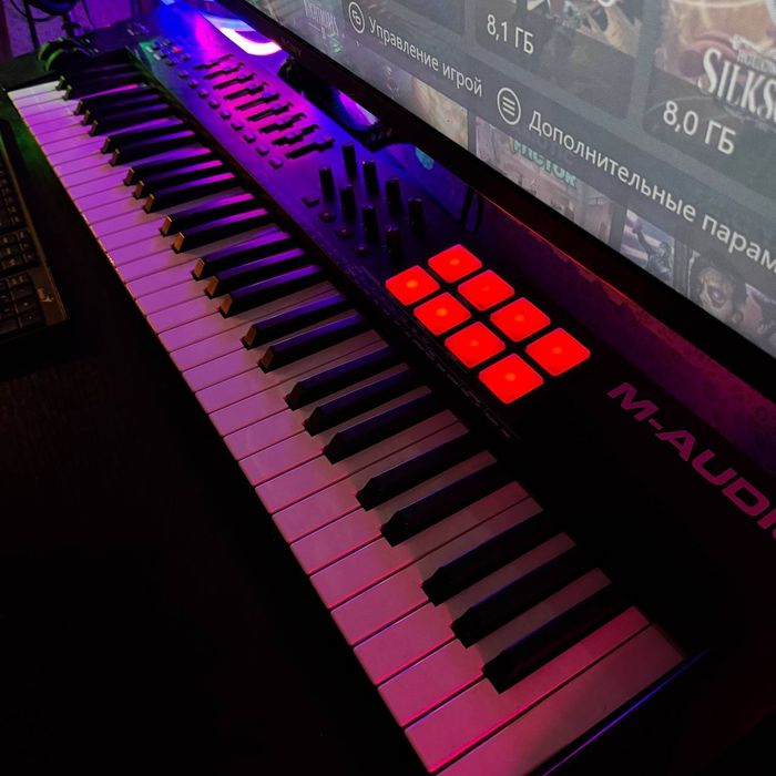 M-Audio Oxygen 61 MK V — 61-клавішний MIDI-контролер, ідеальний стан