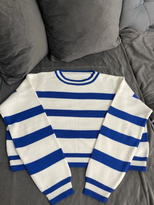 Светр в сину смужку