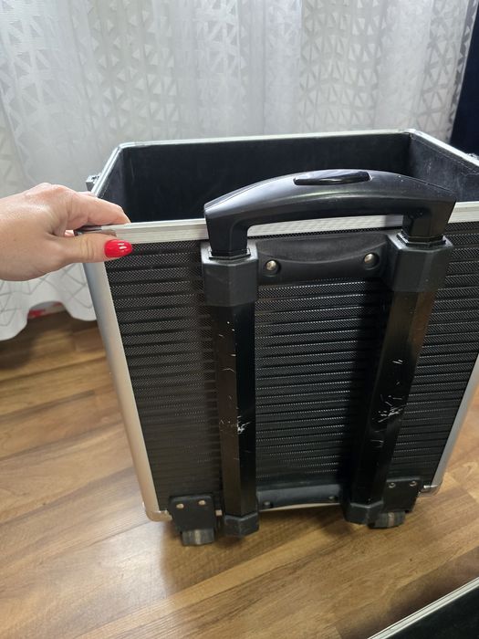 Walizka kosmetyczna ma kółkach