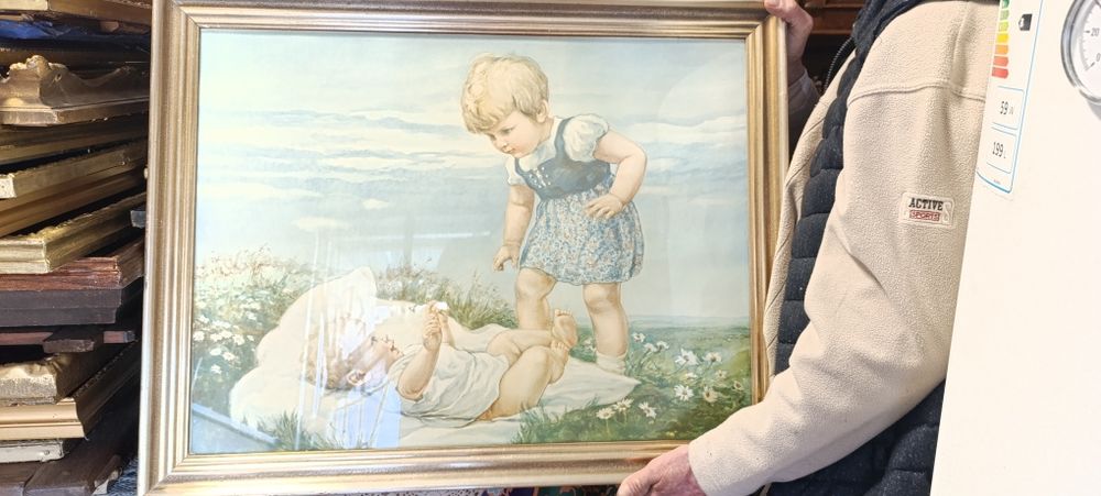 Różne obrazy dwa w ozdobnych ramach