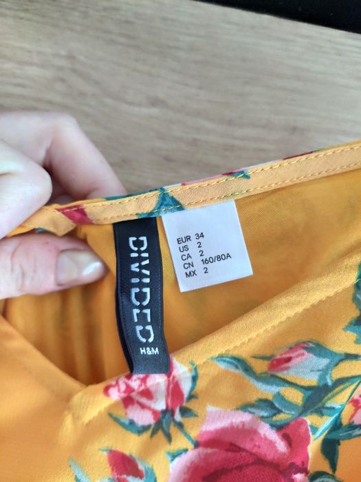 Długa żółta sukienka w kwiaty