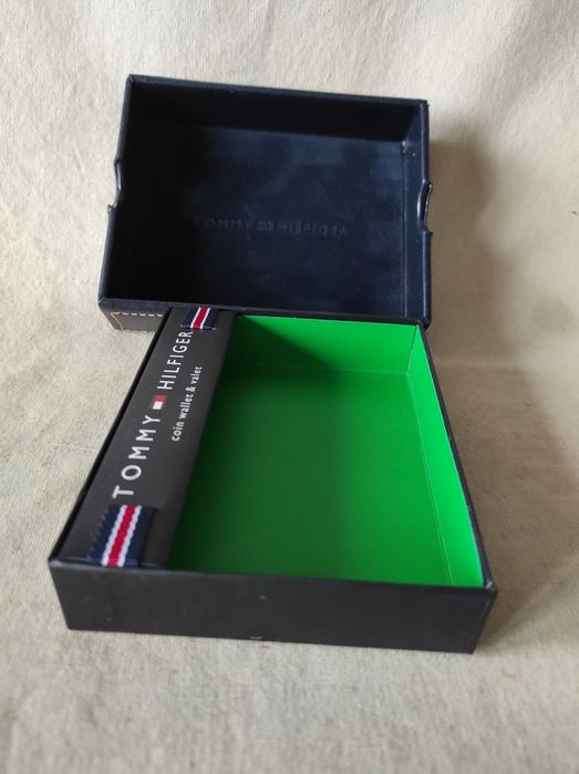 Eleganckie pudełko Tommy Hilfiger plus gustowna torebka