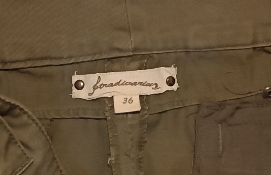 Saia Curta da Stradivarius. Verde Tropa. Tam. 36